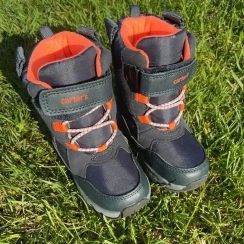 Carter’s snow / rain boots for toddlers size 9M blue excellent condition